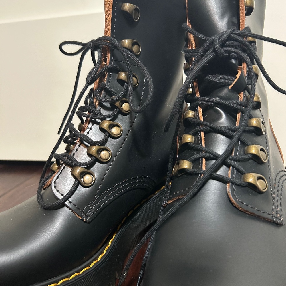 Leona - Dr. Martens - size 7 - like new w/ box!